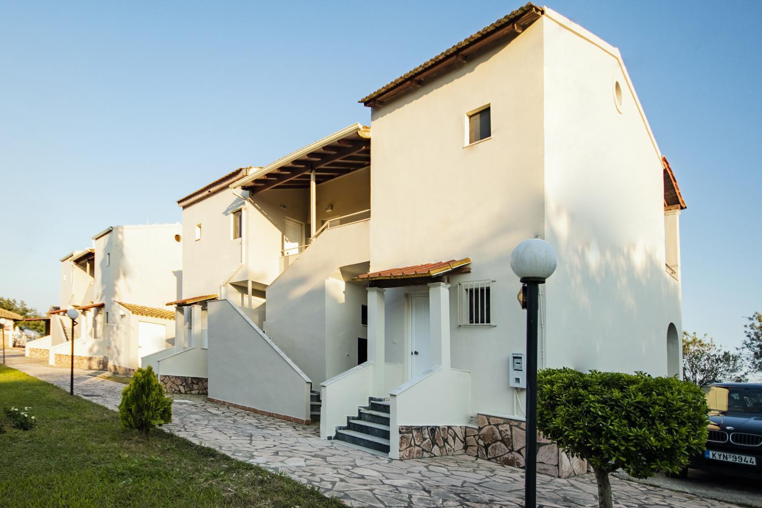 Апартаменты Parakladi Seaside Retreat Лефкими Экстерьер фото