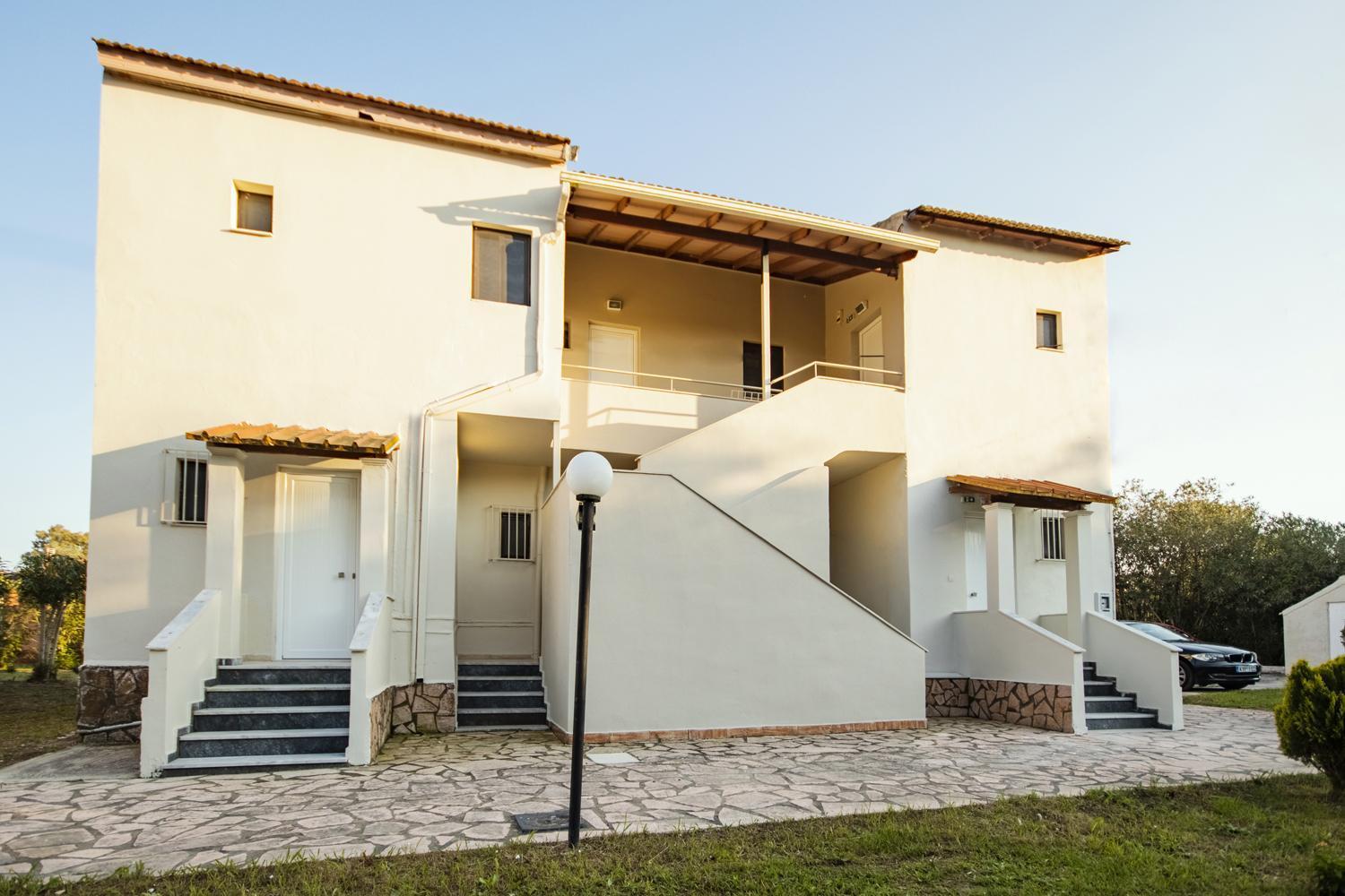 Апартаменты Parakladi Seaside Retreat Лефкими Экстерьер фото