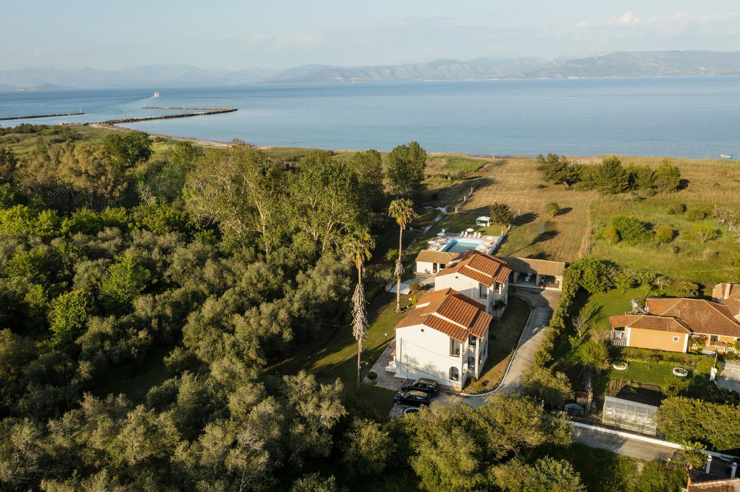 Апартаменты Parakladi Seaside Retreat Лефкими Экстерьер фото